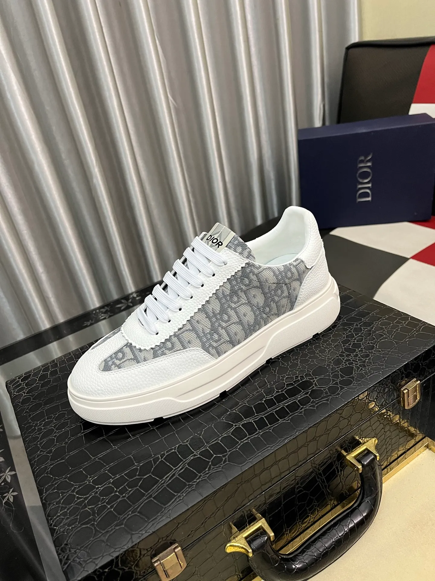 Men's shoes💰: 420⌚️⌚️[Dior] Dior's new men's genuine leather casual shoes, the highest version on the market, any comparison is welcome🆚! The original leather has excellent texture and is super high-end! Fetal sheep net lining imported from Italy, removable pad! Luxurious materials and fine workmanship, highly recommended! Code number: 38-444⃣️Color optional
